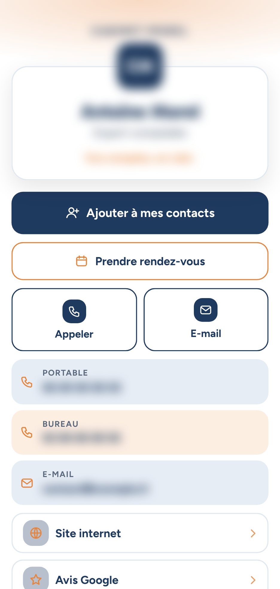 Carte de visite virtuelle sur fond blanc, en bleu marine et orange, informations floutées