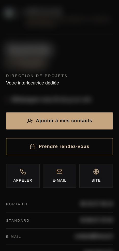 Carte de visite virtuelle sur fond noir avec boutons dorés, informations floutées